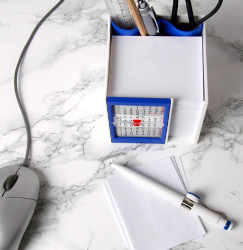 Zettelbox Kalenderbox mit Stifteköcher Zettelbox Kalenderbox mit Stifteköcher