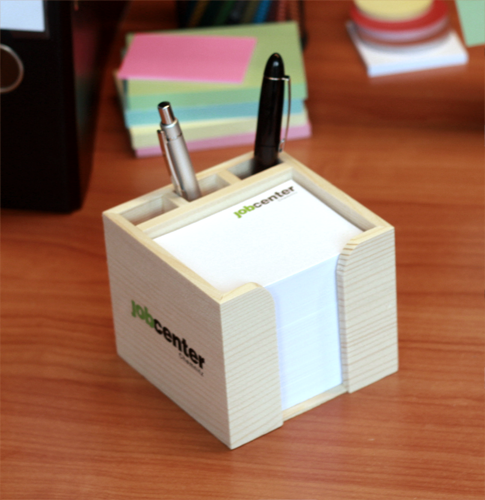 Zettelbox aus Holz – mit Stifteköcher